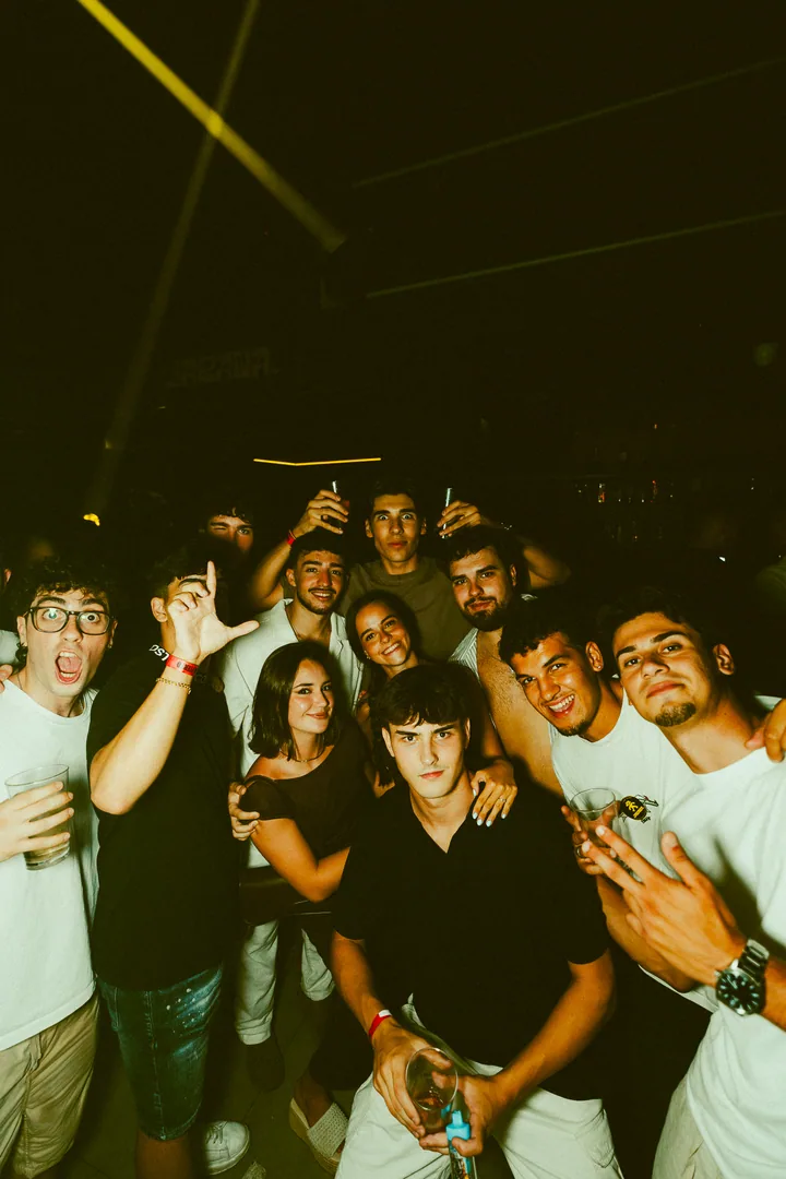 Un grupo de amigos posa con los brazos en alto en Bribón del Puerto.