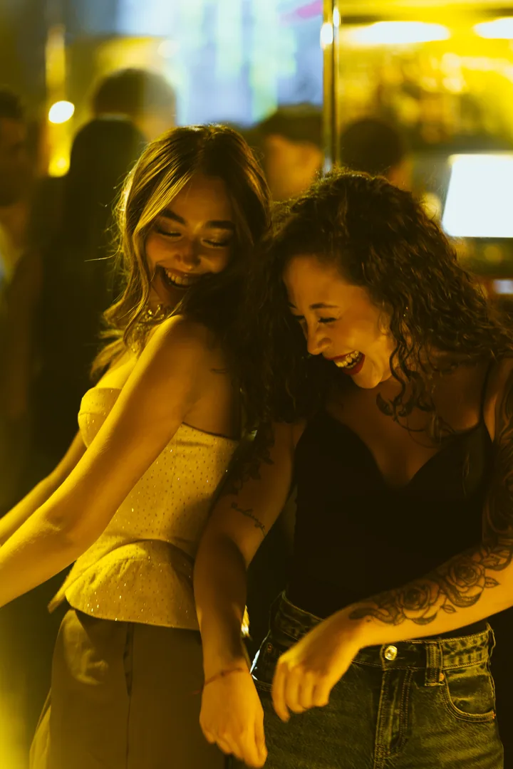 Dos amigas ríen en la pista de Berlin Social Club.